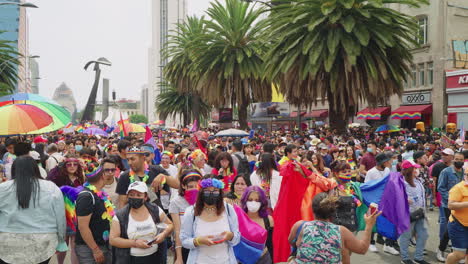 Grandes-Multitudes-Disfrutando-Del-Desfile-Del-Orgullo-Llevando-Paraguas-Arcoíris-A-Lo-Largo-De-La-Avenida-Juárez-En-México