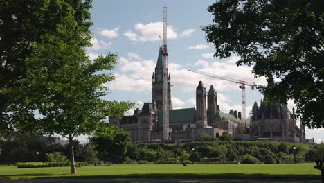 Parlament-Von-Kanada,-Gesehen-Vom-Major&#39;s-Hill-Park-In-Ottawa,-Kanada,-An-Einem-Sonnigen-Sommertag-Vor-Kanada-Tag---4k