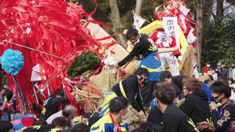 Las-Secuelas-De-La-Batalla-De-Sagicho-Matsuri-Cuando-Dos-Carrozas-Chocan-Entre-Sí