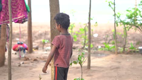 Ein-Beleuchteter-Junge-Geht-Mit-Lächelndem-Gesicht-In-Karnataka,-Mysore,-Indien