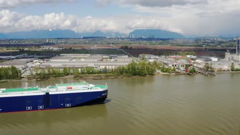 Gran-Barco-Portacoches-Navegando-En-El-Río-Fraser-En-Vancouver,-Columbia-Británica,-Canadá