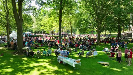 Hermoso-Parque-Al-Aire-Libre-Con-Una-Gran-Multitud-De-Personas-Relajándose-En-EE.UU.