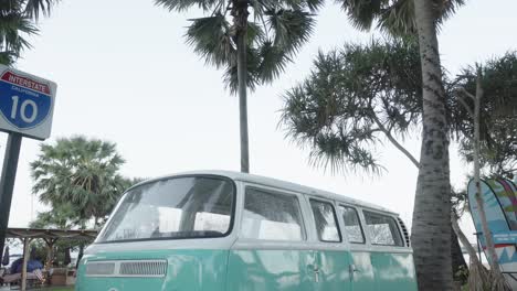 Una-Toma-Inclinada-Hacia-Abajo-De-Una-Icónica-Furgoneta-Volkswagen-Estacionada-En-Una-Playa-En-Pattaya,-Chon-Buri,-Tailandia