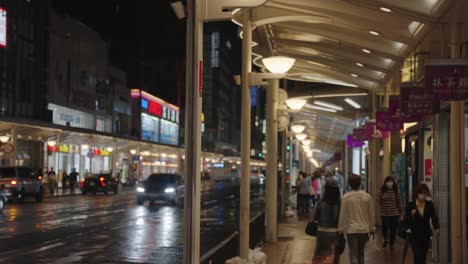 Kyoto,-Regnerische-Nacht,-Aufnahme-Von-Straßen-Und-Japanern