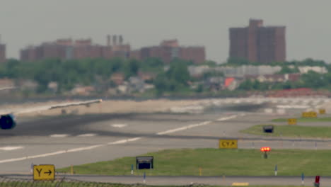 Avión-Despegando-Con-Fuerte-Efecto-De-Espejismo-En-La-Pista