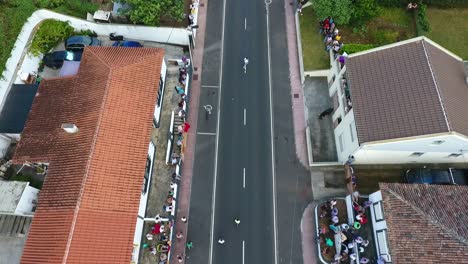 Correr-Con-Toros-Es-Una-Tradición-En-Las-Azores,-Casi-Todos-Los-Días-Durante-El-Verano-Los-Lugareños-Vienen-Y-Celebran