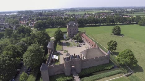 Un-Disparo-De-Dron,-Con-El-Dron-Panorámico-Hacia-Abajo,-Capturando-Un-Castillo-En-Los-Países-Bajos