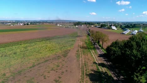 Thomas-El-Tren-Con-Vagones-De-Pasajeros-Resoplando-A-Lo-Largo-De-La-Campiña-Amish