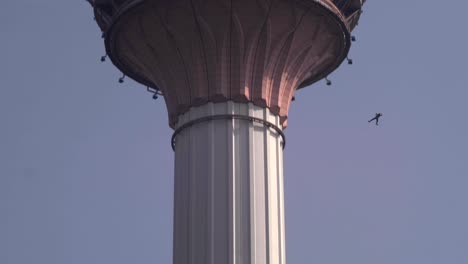 Basejumper-Springen-Vom-Menara-Tower-In-Kuala-Lumpur