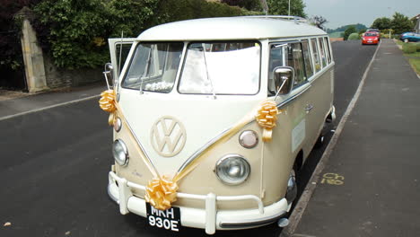 Toma-En-Cámara-Lenta-De-Una-Caravana-Volkswagen-Que-Se-Usa-Para-Una-Boda