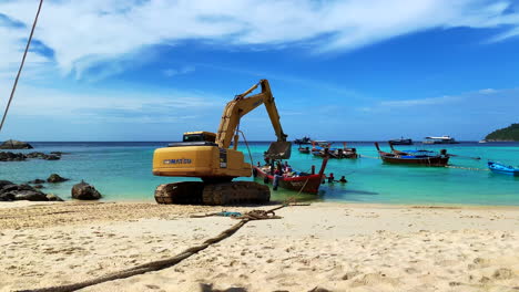 Ein-Bagger-Arbeitet-Mit-Männern-Am-Strand-Von-Koh-Lipe,-Thailand