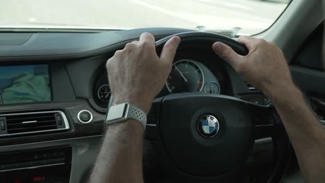 Slowmo---Kaukasischer-Mann,-Der-Ein-Luxusauto-Bwm-730d-Fährt