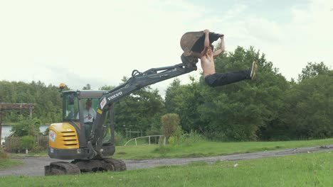 Un-Joven-En-Topless-Hace-Flexiones-Detrás-Del-Cuello-Y-Ejercicios-De-L-sit-En-Un-Cubo-De-Excavadora