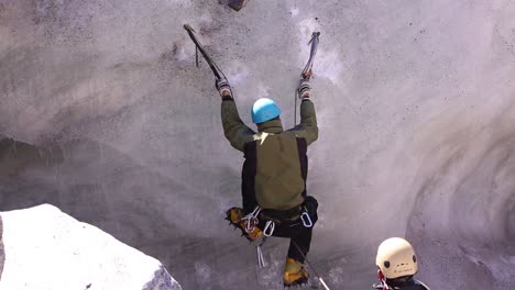 Sturz-Eines-Bergsteigers-Beim-Besteigen-Des-Eisbergs-Im-Oberen-Himalaya,-Uttarakhand,-Indien-Mit-Voller-Sicherheit---Schutz