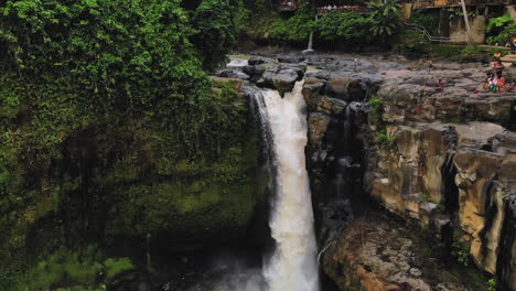 Poderosa-Corriente-De-La-Cascada-De-Tegenungan,-Un-Popular-Destino-Turístico