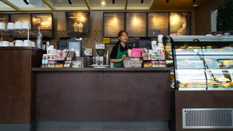 Nonthaburi-Tailandia---Alrededor-De-Un-Lapso-De-Tiempo-Estático-Dentro-De-Una-Cafetería-Con-Gente-Comprando-Y-Pagando-Su-Café,-Té,-Galletas,-Etc.