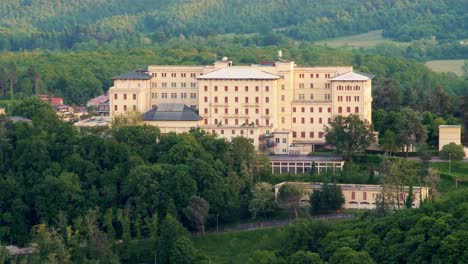 Schloss-Auf-Dem-Berggipfel,-Umgeben-Von-Bäumen-In-Fiuggi,-Frosinone,-Italien