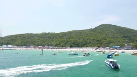 Pattaya,-Thailand---Ca.-Boote,-Die-Sich-An-Einem-Strand-Auf-Der-Insel-Koh-Larn,-Pattaya-Im-Golf-Von-Thailand,-Versammeln