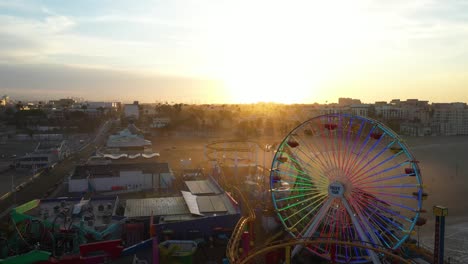 Magnífico-Vuelo-Aéreo-Sobre-La-Rueda-De-La-Fortuna-Durante-La-Hora-Dorada-Del-Atardecer-En-La-Playa