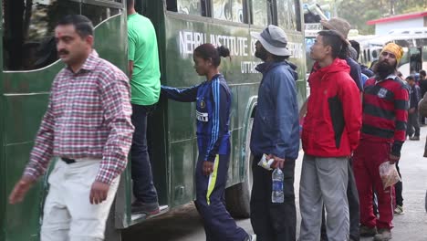 Auszubildende-Des-Nehru-Instituts-Für-Bergsteigen-Packten-Ihren-Rucksack-Und-Machten-Sich-Auf-Den-Weg,-Um-Ihr-Ziel-Zu-Erreichen