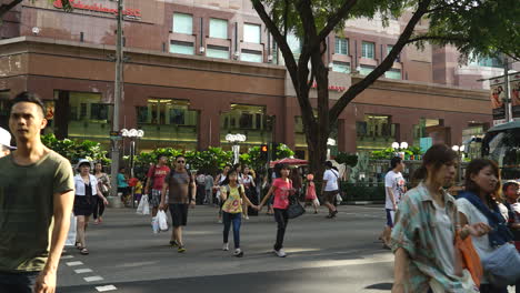 Singapur---Verkehr-Und-Fußgänger-überqueren-Die-Orchard-Road-In-Singapur