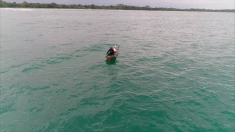 Antena:-Pescador-Hondureño-Pescando-En-Canoa-Cerca-De-La-Costa-Caribeña---El-Porvenir,-Honduras