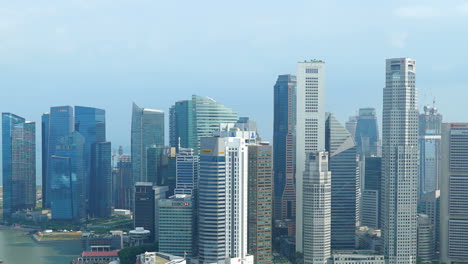 Singapur---Alrededor-De-Lapso-De-Tiempo-Del-Horizonte-De-Singapur-Del-Distrito-Comercial-Y-Marina-Bay-En-El-Día