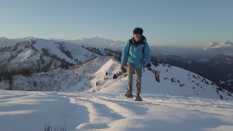 Macho-Joven-Raquetas-De-Nieve-En-Las-Montañas