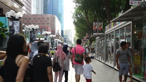 Singapur-–-Ungefähre-Zeitrafferaufnahme-Mit-Langsam-Nach-Oben-Geneigter-Kamera,-Die-Menschenmassen-Zeigt,-Die-In-Die-Kamera-Hineingehen-Und-Aus-Dem-Bild-Verschwinden