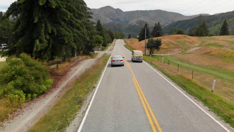 Luxury-car-arriving-to-golf-course-in-Arrowtown,-New-Zealand---Aerial