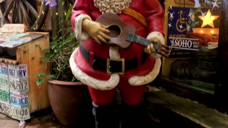 Estatua-De-Santa-Celebrando-La-Navidad-Fuera-De-Una-Tienda-En-American-Village,-Okinawa,-Japón