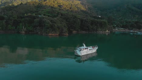 SlowMo---Morgenflug-Aus-Der-Luft-Um-Ein-Kreuzfahrtschiff-Herum,-Das-In-Der-Bucht-Von-Marlborough-Sounds,-Neuseeland,-Vor-Anker-Liegt