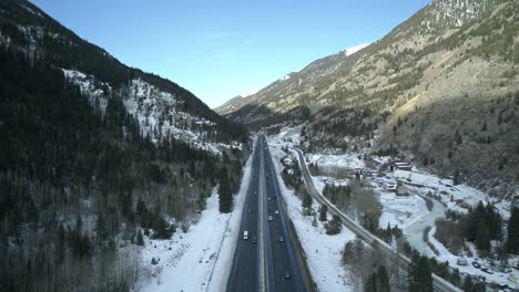 Clip-Aéreo-Surrealista-De-La-Interestatal-Que-Atraviesa-Las-Montañas-De-Colorado-Y-La-Ciudad-De-Idaho-Springs