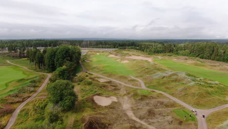 Sobrevuelo-Aéreo-Del-Campo-De-Golf-Verde-En-Suecia-Durante-El-Día