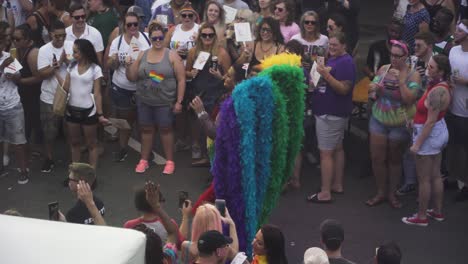 Gente-Marchando-En-La-Calle-En-El-Desfile-Del-Orgullo-De-River-City-En-Jacksonville,-Fl