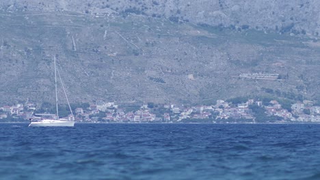 Schiff-Segelt-An-Einem-Sonnigen-Sommertag-Auf-Dem-Ruhigen-Meer