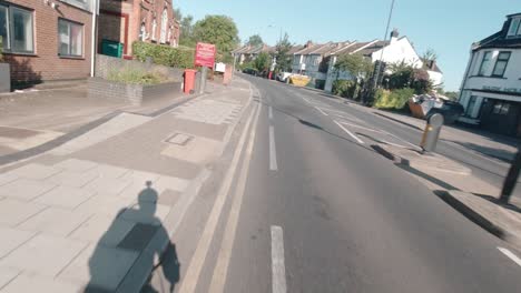 Pendlerradfahren-Mit-Einer-Am-Helm-Montierten-Actionkamera-Auf-Der-Pinner-Road,-Harrow,-Middlesex