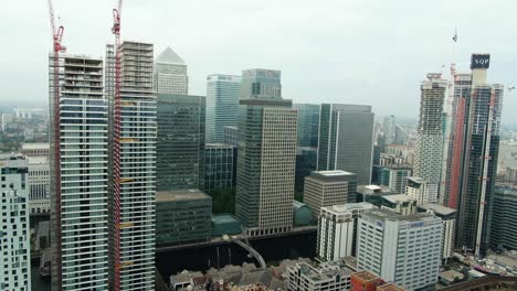 Toma-Aérea-De-Hermosas-Torres-edificios-En-Londres