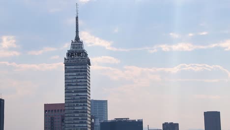 Turm-Latino-Americana-CDMX,-Blauer-Himmel