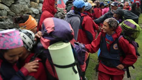 Himalaya-Bergsteiger-Grüßen-Einander-Mit-Den-Besten-Wünschen-–-„glückliche-Reise“,-Während-Sich-Die-Bergsteiger-Ihrem-Gipfelziel-Nähern