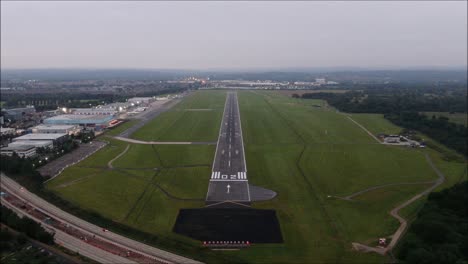 Filmación-De-Drones-En-La-Pista-De-Un-Aeropuerto.-Tiro-Panorámico