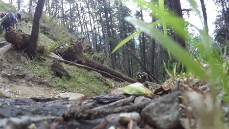 Montañeros-Del-Himalaya-De-Un-Instituto-De-Formación-De-Montañismo-En-Su-Camino-Hacia-El-Sendero