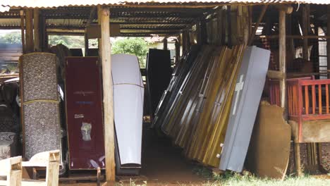 Una-Tienda-De-Ataúdes-Improvisada-Al-Lado-De-Una-Carretera-Que-Vende-Ataúdes-En-África-Rural