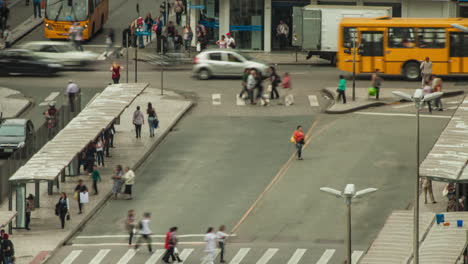 Lapso-De-Tiempo-De-La-Parada-De-Autobús-Con-Mucha-Gente-Y-Tráfico-De-Autobuses,-Curitiba,-Paraná,-Brasil