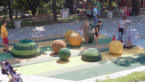 Niños-Y-Padres-Divirtiéndose-En-El-Patio-De-Recreo-En-El-Parque