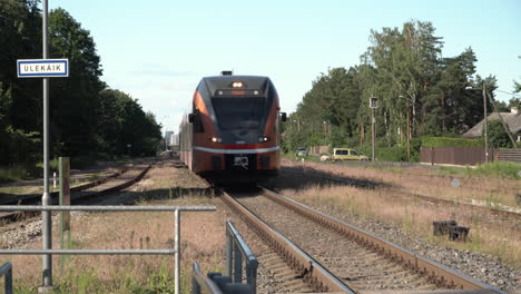 Zug-Kommt-Am-Bahnhof-An,-Menschen-überqueren-Die-Eisenbahn