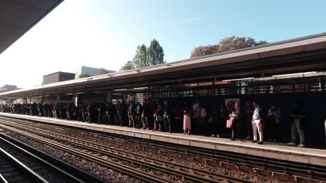 Viajeros-Que-Esperan-En-La-Estación-Harrow-on-the-Hill-Durante-Los-Retrasos-En-Los-Trenes-De-La-Línea-Metropolitana