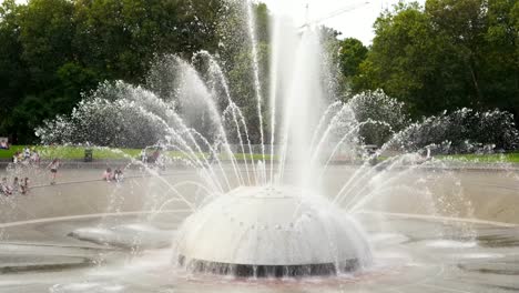 Gente-Refrescándose-Y-Sentada-Alrededor-De-La-&quot;fuente-Internacional&quot;-En-Seattle-En-Un-Cálido-Día-De-Verano