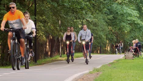 Menschen,-Die-Im-Stadtpark-ökologische-Transportmittel-Nutzen