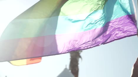 Primer-Plano-En-Cámara-Lenta-De-La-Bandera-Del-Orgullo-Ondeando-En-El-Aire-En-El-Desfile-Del-Orgullo-De-River-City-En-Jacksonville,-Florida